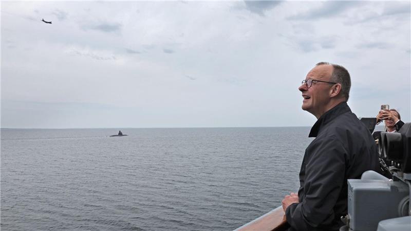 Bundeskanzler beobachtet Abwehrübungen von der Fregatte „Bayern“