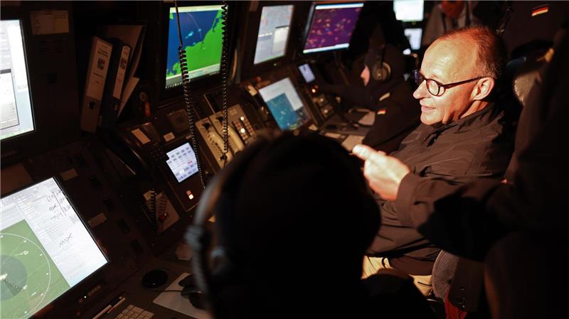 Bundeskanzler in der Operationszentrale an Bord.