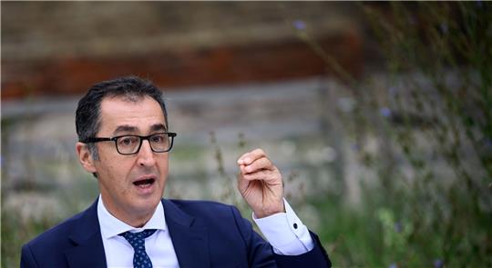 Bundeslandwirtschaftsminister Cem Özdemir (Bündnis 90/Die Grünen) bei der Vorstellung des amtlichen Ernteberichts 2023.