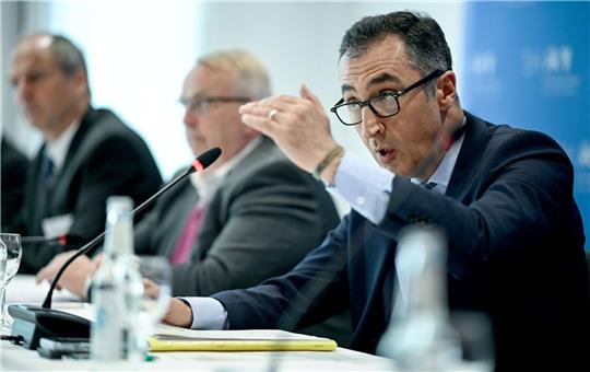 Bundeslandwirtschaftsminister Cem Özdemir (Bündnis 90/Die Grünen spricht bei einer Pressekonferenz am Rande der Sonder-Agrarministerkonferenz zum «Umbau der Nutztierhaltung».