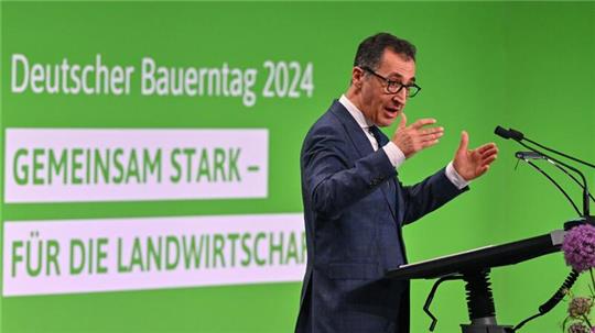 Bundeslandwirtschaftsminister Cem Özdemir beim Deutschen Bauerntag in Cottbus. Im Fokus stehen die angespannte Lage der Landwirtschaft und Rufe nach weiteren Entlastungen.