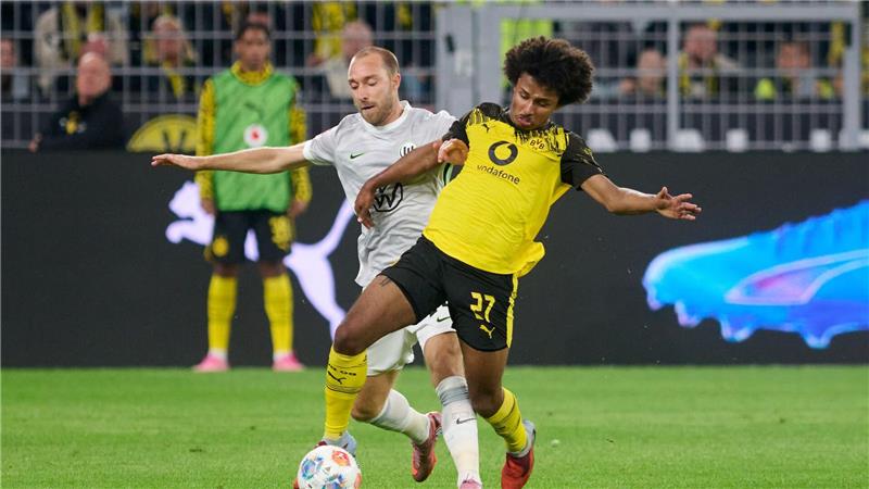Alle Augen auf Eriksen: Der neue Hype in Wolfsburg Bundesliga-Debüt in Dortmund: Wolfsburgs neuer Star Christian Eriksen (l) im Zweikampf mit Dortmunds Karim Adeyemi.