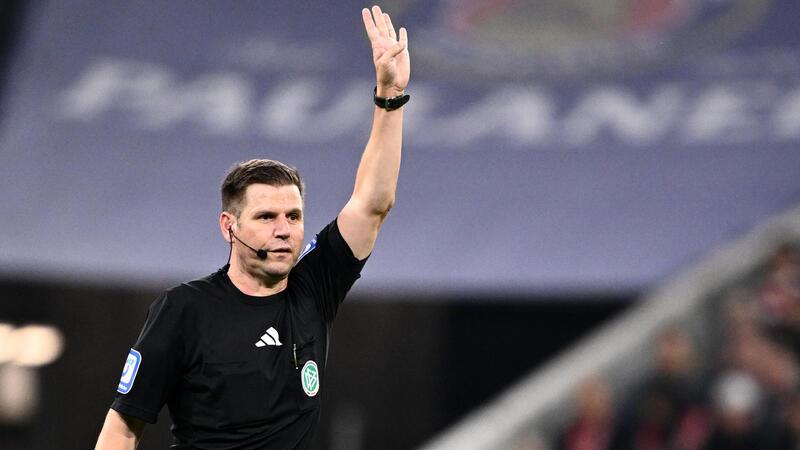 Acht Sekunden, die die Gemüter spalten Bundesliga-Schiedsrichter Frank Willenborg zeigt per Handzeichen an, wie viele Sekunden der Torwart noch für den Abschlag Zeit hat.