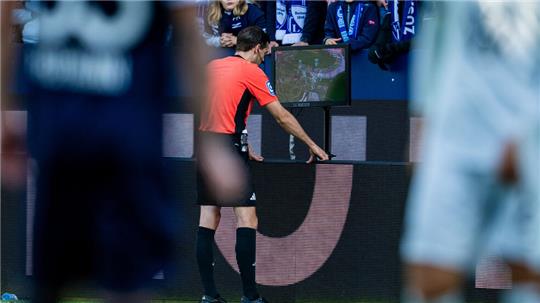 Bundesliga, VfL Bochum - VfL Wolfsburg, 6. Spieltag, Vonovia Ruhrstadion. Schiedsrichter Max Burda überprüft ein Handspiel mit Hilfe einer Wiederholung durch den Video Assistant Referee (VAR). Seit es ihn gibt, wird über ihn diskutiert.