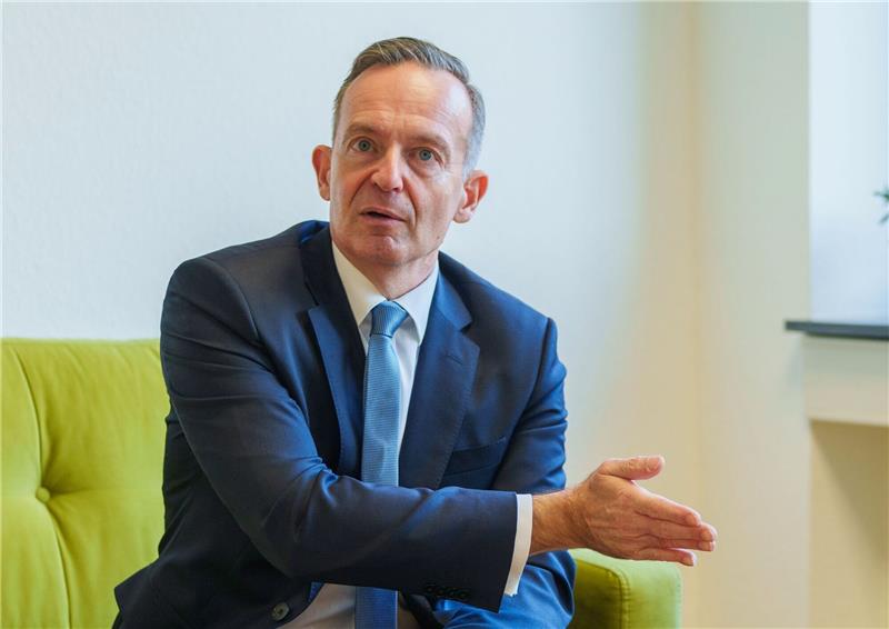Teurer fliegen: Wissing verteidigt höhere Ticketsteuer Bundesminister für Digitales und Verkehr, Volker Wissing, setzt auf die Erhöhung der Ticketsteuer für Passagierflüge.