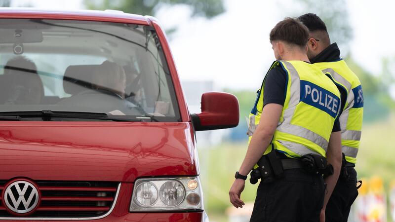 Polizisten weisen bei Grenzkontrollen 37 Hooligans ab Bundespolizisten haben an den Außengrenzen zu Bayern mehr als 30 mutmaßlich gewaltbereiten Fußballfans die Einreise verweigert.