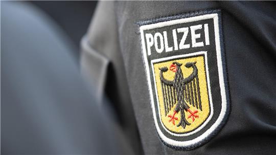 Bundespolizisten haben die Passagierin eines Kreuzfahrtschiffs vorläufig festgenommen. (Symbolbild)