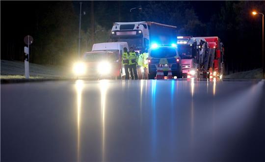 Bundespolizisten kontrollieren nahe der deutsch-tschechischen Grenze einen LKW.