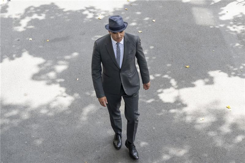 Bundespräsident Alain Berset auf dem Weg zur Konferenz, bei der er seinen Rücktritt erklärt.
