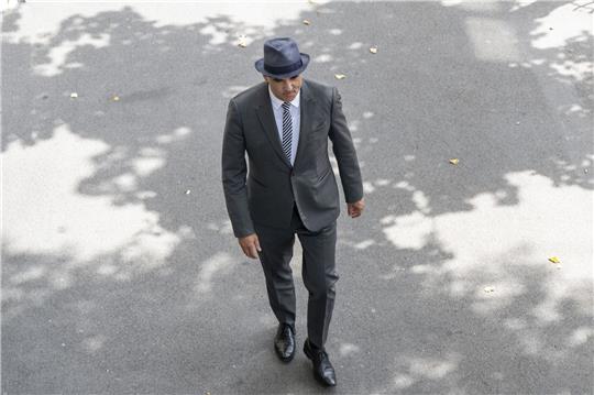 Bundespräsident Alain Berset auf dem Weg zur Konferenz, bei der er seinen Rücktritt erklärt.