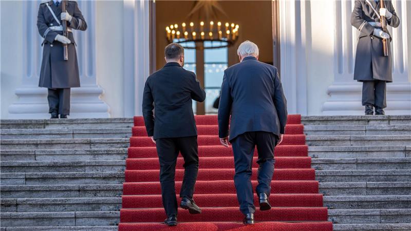 Bundespräsident Frank-Walter Steinmeier (2.v.r) geht neben Wolodymyr Selenskyj, Präsident der Ukraine, vor einem Treffen im Schloss Bellevue in Berlin. 