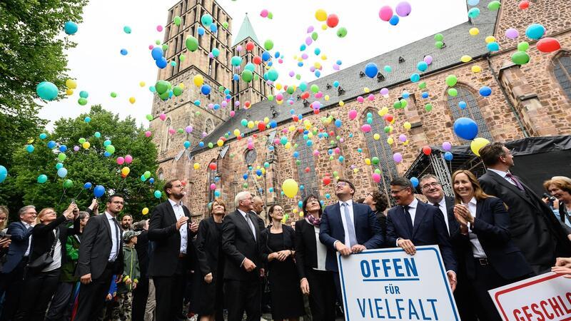 Fünf Jahre nach dem Mord: Gedenken an Walter Lübcke Bundespräsident Frank-Walter Steinmeier (M) lässt zusammen mit Gästen rund 500 Luftballons nach der Gedenkfeier in den Himmel vor der Martinskirche in Kassel steigen.