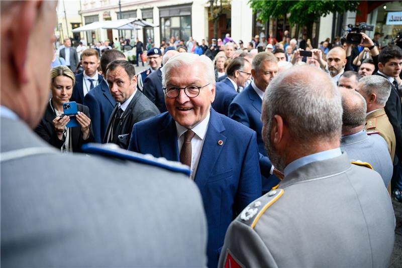Steinmeier „bewundert” Entwicklung Rumäniens Bundespräsident Frank-Walter Steinmeier (M.) trifft in Hermannstadt Soldatinnen und Soldaten der Bundeswehr, die im Multinationalen Korps Süd-Ost der Nato im Einsatz sind.