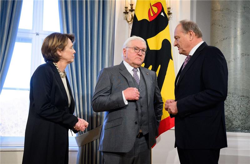 Steinmeier: „Wut ist kein guter Ratgeber in der Demokratie” Bundespräsident Frank-Walter Steinmeier (M.) und seine Frau Elke Büdenbender (l.) begrüßen Joachim Rukwied, Präsident des Deutschen Bauernverbandes.