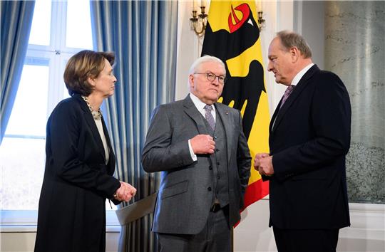 Bundespräsident Frank-Walter Steinmeier (M.) und seine Frau Elke Büdenbender (l.) begrüßen Joachim Rukwied, Präsident des Deutschen Bauernverbandes.