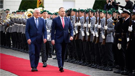 Bundespräsident Frank-Walter Steinmeier begrüßte seinen rechtskonservativen Kollegen mit militärischen Ehren vor dem Schloss Bellevue.