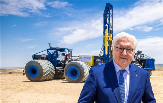 Bundespräsident Frank-Walter Steinmeier besucht das Wasserstoffprojekt «Hyrasia One» in Kasachstan.
