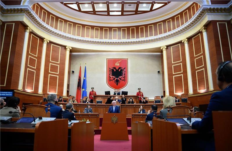 Bundespräsident Frank-Walter Steinmeier hält vor den Abgeordneten im Parlament von Albanien ein Rede.