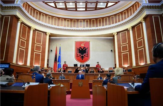 Bundespräsident Frank-Walter Steinmeier hält vor den Abgeordneten im Parlament von Albanien ein Rede.