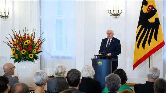 Bundespräsident Frank-Walter Steinmeier hat 28 Menschen mit dem Verdienstorden der Bundesrepublik Deutschland ausgezeichnet. 