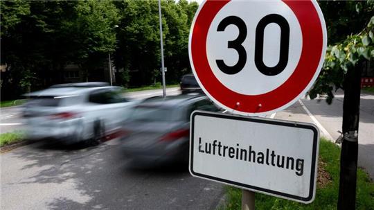 Bundespräsident Frank-Walter Steinmeier hat das neue Klimaschutzgesetz unterschrieben. Damit muss nun Verkehrsminister Volker Wissing (FDP) doch kein Sofortprogramm mit Klimamaßnahmen in seinem Bereich vorlegen. 
