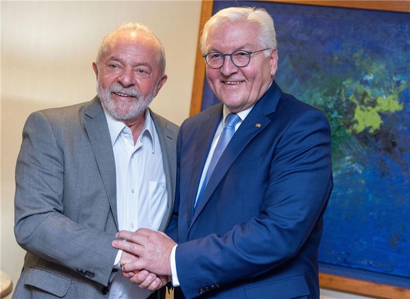 Bundespräsident Frank-Walter Steinmeier hat in Brasilia Luiz Inácio Lula da Silva (l) getroffen.