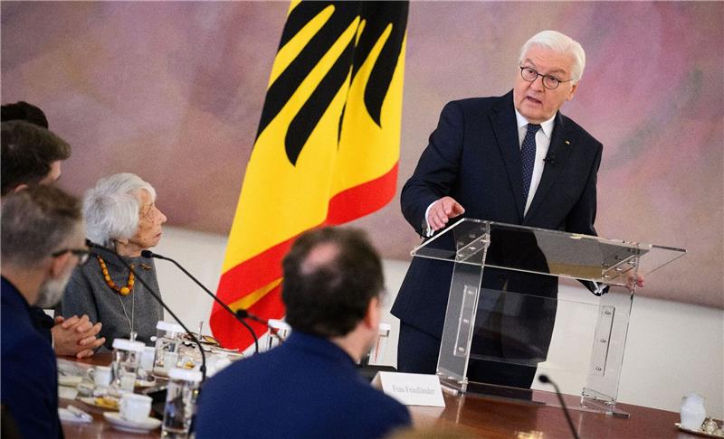 Steinmeier sagt Juden in Deutschland Schutz zu Bundespräsident Frank-Walter Steinmeier hatte Juden und Muslime, Israelis und Palästinenser ins Schloss Bellevue eingeladen.