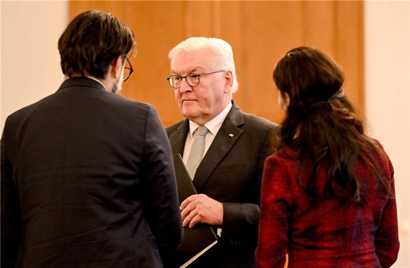 Steinmeier: Iran zur Rechenschaft ziehen Bundespräsident Frank-Walter Steinmeier im Schloss Bellevue mit iranischstämmigen Vertretern aus Wissenschaft, Kultur und Journalismus.