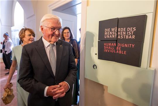 Bundespräsident Frank-Walter Steinmeier in der neuen Ausstellung «Der Wille zu Freiheit und Demokratie. Der Verfassungskonvent von Herrenchiemsee 1948» im Alten Schloss im bayerischen Herrenchiemsee.