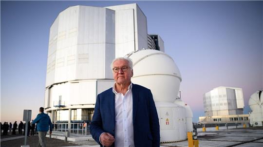 Bundespräsident Frank-Walter Steinmeier kann sich für Weltraumtechnik begeistern.