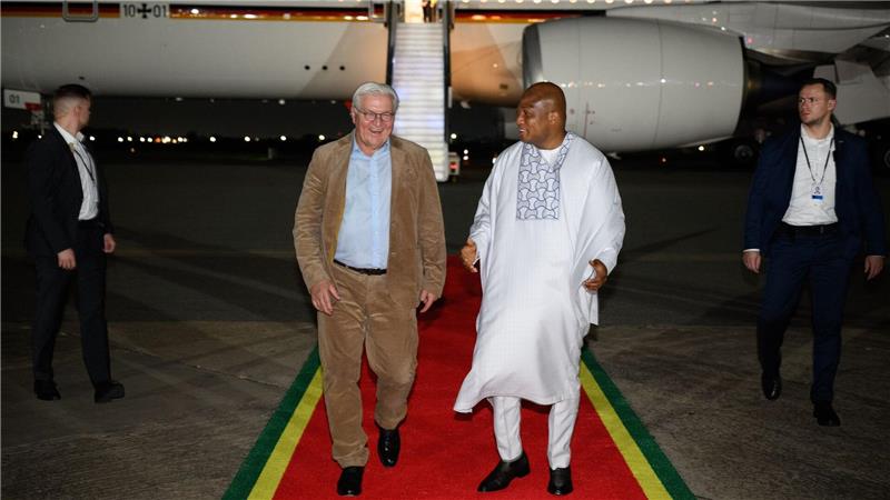 Bundespräsident Frank-Walter Steinmeier kommt auf dem Kotoka International-Flughafen in Accra an und wird dort von Samuel Okudzeto Ablakwa (r), Außenminister von Ghana, begrüßt.