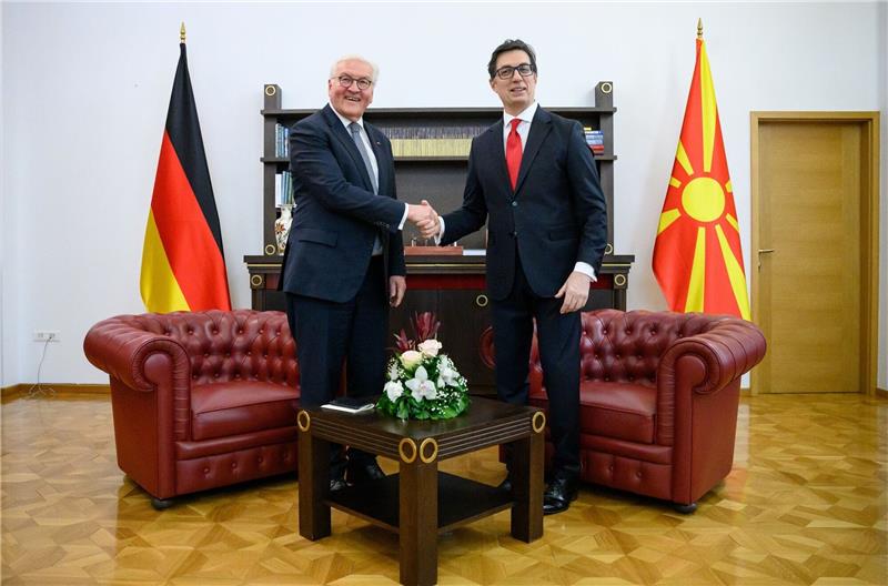 Steinmeier an Nordmazedonien: Gehen Sie Weg in die EU Bundespräsident Frank-Walter Steinmeier (l) hat den nordmazedonischen Präsidenten Stevo Pendarovski in dessen Amtssitz getroffen.