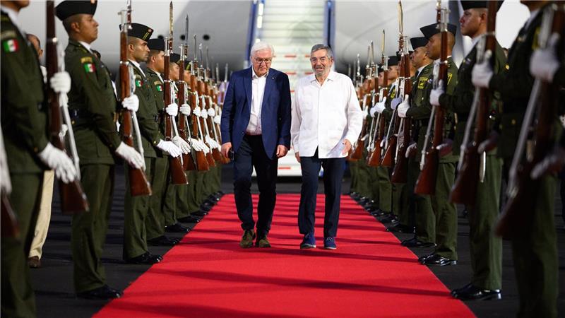 Bundespräsident Frank-Walter Steinmeier (l) kommt auf dem Flughafen Cancun an.