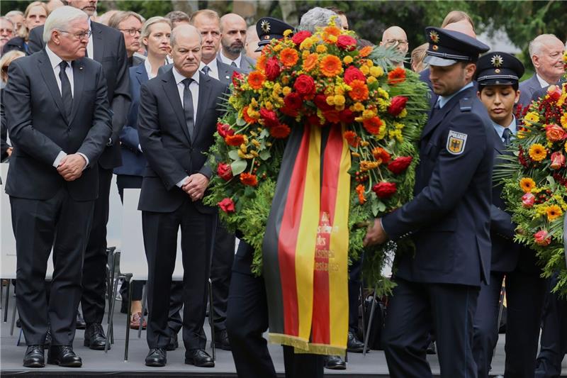 Kanzler: 17. Juni stolzes Ereignis der Freiheitsgeschichte Bundespräsident Frank-Walter Steinmeier (l.) und Bundeskanzler Olaf Scholz (SPD, 2.v.l), legen bei der zentralen Gedenkfeier für die Opfer des Volksaufstands vom 17. Juni 1953 auf dem Friedhof Seestraße Kränze nieder.