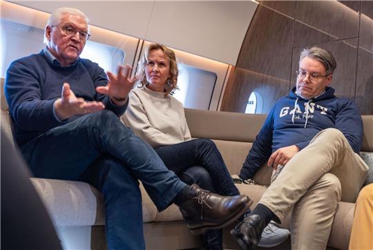 Bundespräsident Frank-Walter Steinmeier (l) und Bundesministerin für Umwelt Steffi Lemke fliegen nach Brasilien.