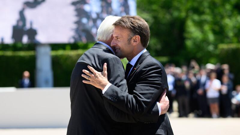 Bundespräsident Frank-Walter Steinmeier  (l) und Emmanuel Macron, Präsident von Frankreich, gedenken im französischen Dorf Oradour-sur-Glane gemeinsam der Opfer des SS-Massakers von 1944, bei dem 643 Zivilisten ermordet wurden.