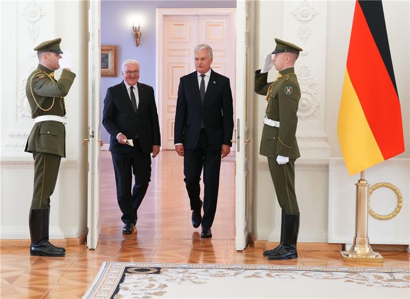 Litauen dringt auf stärkere Truppenpräsenz an Nato-Ostflanke Bundespräsident Frank-Walter Steinmeier (l) und Litauens Präsident Gitanas Nauseda kommen zu einer gemeinsamen Pressekonferenz.