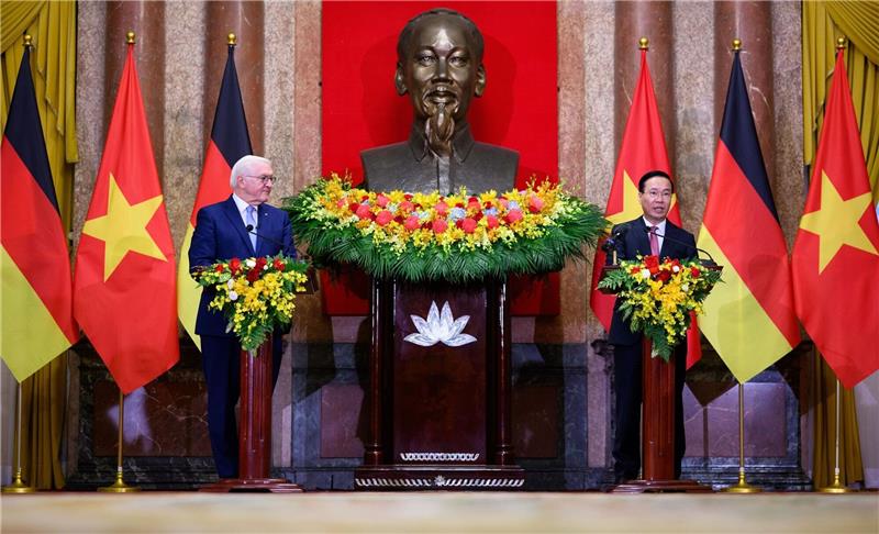 Fachkräfte gesucht - Steinmeier auf Werbetour in Vietnam Bundespräsident Frank-Walter Steinmeier (l.) und Vo Van Thuong, Präsident von Vietnam, im Präsidentenpalast in Hanoi.