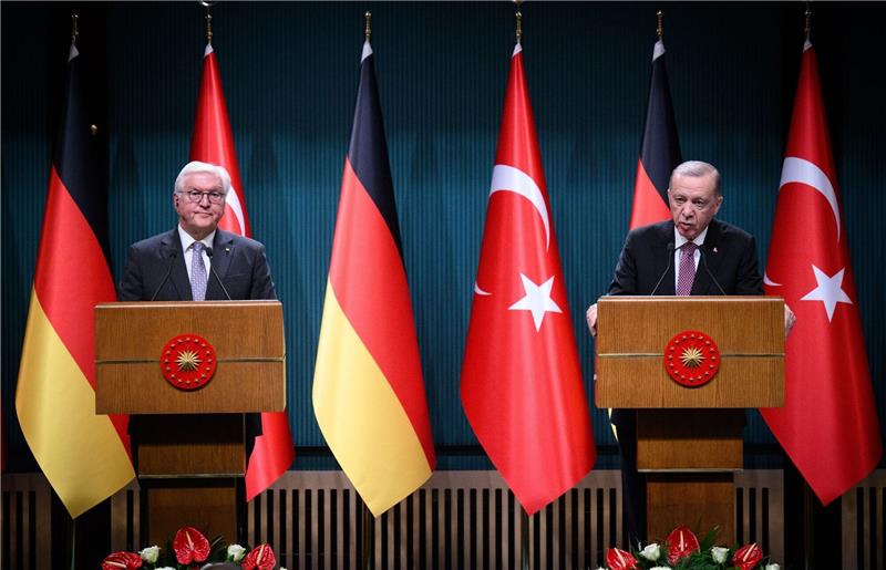 Steinmeier und Erdogan bleiben in Nahost-Frage uneins Bundespräsident Frank-Walter Steinmeier (l) und der türkische Präsident Recep Tayyip Erdogan äußern sich bei einer Pressekonferenz nach ihrem Gespräch im Präsidialpalast.