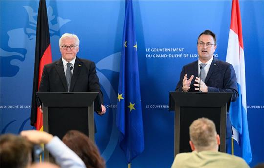 Bundespräsident Frank-Walter Steinmeier (l.) und der luxemburgische Premier Xavier Bettel während einer gemeinsamen Pressekonferenz.