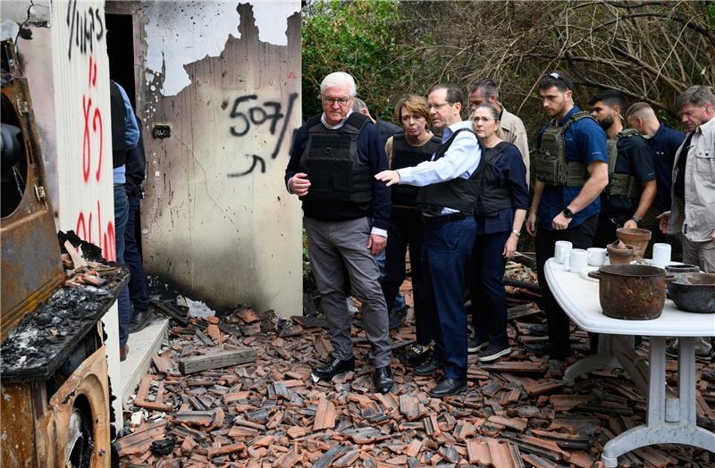 Deutschland unterstützt Kibbuz-Wiederaufbau finanziell Bundespräsident Frank-Walter Steinmeier (l.) und seine Frau Elke Büdenbender besuchen zusammen mit Israels Staatspräsident Izchak Herzog den Kibbuz Beeri im Grenzgebiet zum Gazastreifen im Süden Israels.