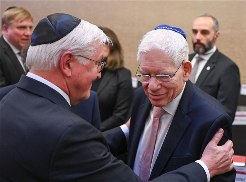 Steinmeier: „Judenfeindlichkeit darf keinen Platz haben” Bundespräsident Frank-Walter Steinmeier (l) verabschiedet sich von Josef Schuster, Präsident des Zentralrats der Juden in Deutschland.