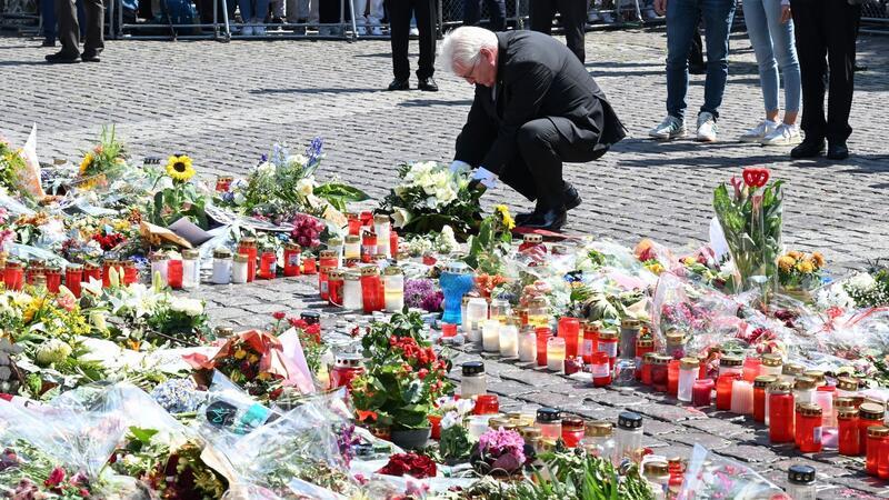 Mannheim: Tausende Menschen gedenken des toten Polizisten Bundespräsident Frank-Walter Steinmeier legt einen Trauerkranz nieder.