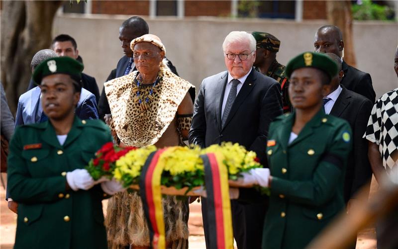 Deutsche Kolonialverbrechen: Steinmeier bittet um Verzeihung Bundespräsident Frank-Walter Steinmeier legt zusammen mit Nachfahren der Helden des Maji-Maji-Krieges am Denkmal im Memorial Park von Songea einen Kranz nieder.