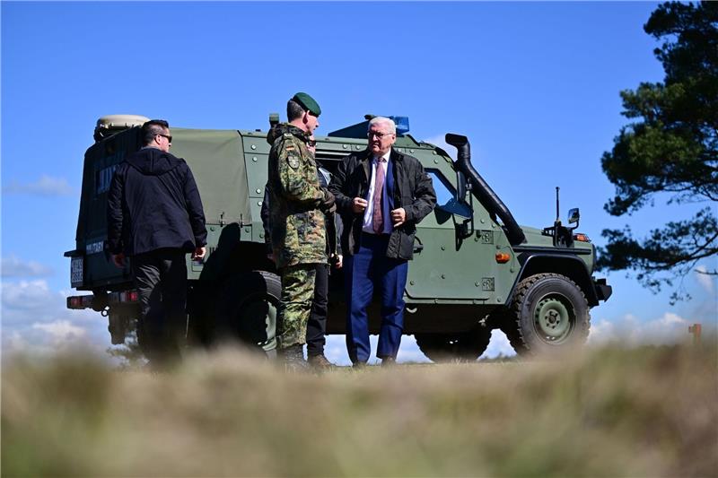 Steinmeier in Munster: „Wir brauchen eine starke Bundeswehr” Bundespräsident Frank-Walter Steinmeier (r) unterhält sich auf dem Truppenübungsplatz mit einem Brigadegeneral.