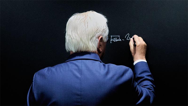 Bundespräsident Frank-Walter Steinmeier schreibt bei einem Besuch des Unternehmens The Exploration Company in Bordeaux seinen Namen an eine Tafel.