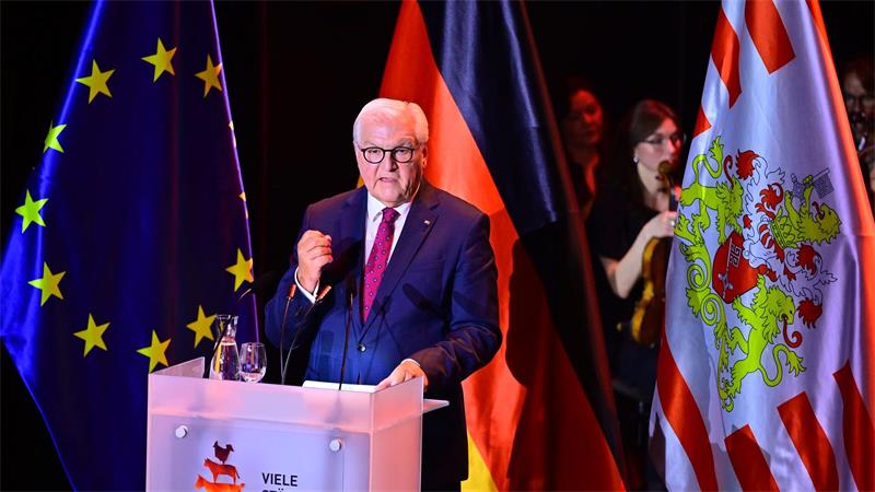 Zwischen Party und Warnruf - Wie Bremen die Einheit feiert Bundespräsident Frank-Walter Steinmeier sprach mahnende Worte.