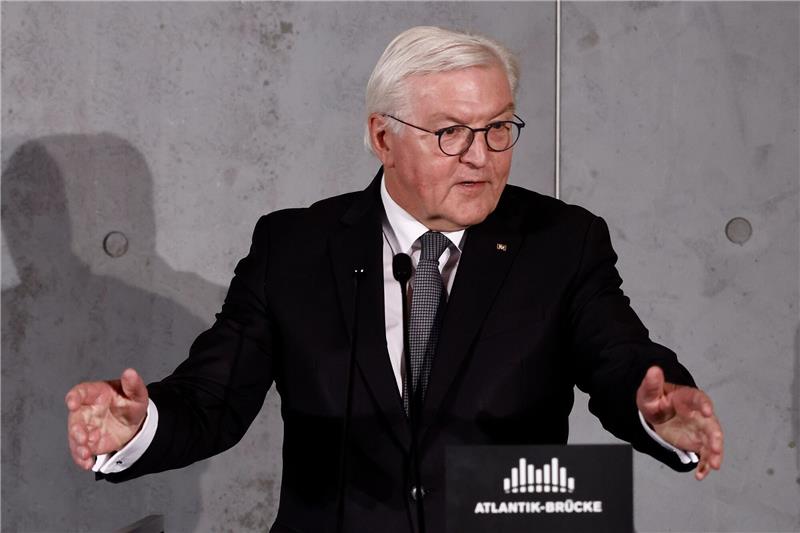 Bundespräsident Frank-Walter Steinmeier spricht bei dem Festakt anlässlich des 70. Jahrestages der Gründung des Vereins Atlantik-Brücke in der Orangerie von dem Schloss Charlottenburg.