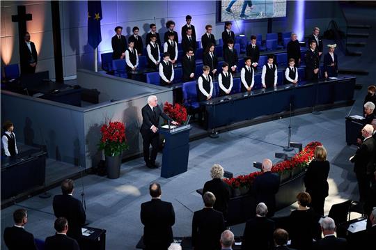 Bundespräsident Frank-Walter Steinmeier spricht bei der Gedenkveranstaltung am Volkstrauertag im Bundestag.
