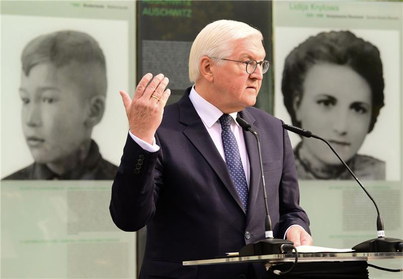 Bundespräsident Frank-Walter Steinmeier spricht beim Festakt am Denkmal für die im Nationalsozialismus ermordeten Sinti und Roma in Berlin.